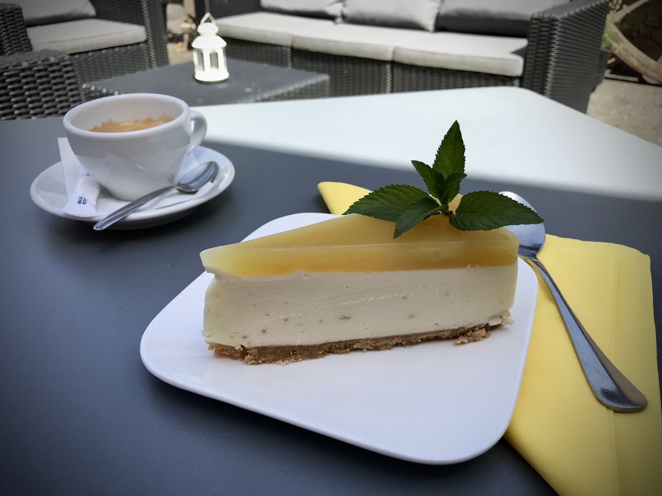 Part de cheesecake maison servie en terrasse