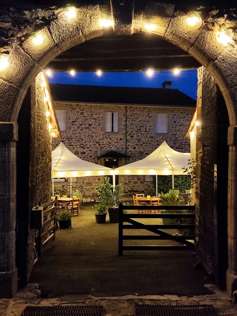 Cour intérieure en pierre illuminée à la tombée de la nuit