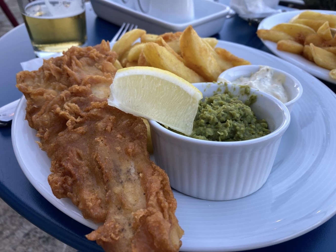 Fish and chips maison accompagné de petits pois et sauce