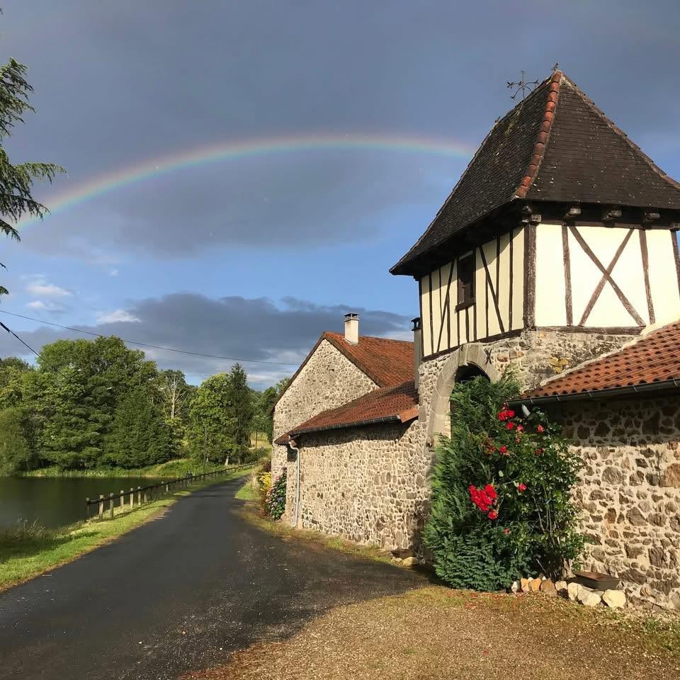 L'auberge en pierre de La Chouette Sentinelle sous un arc-en-ciel