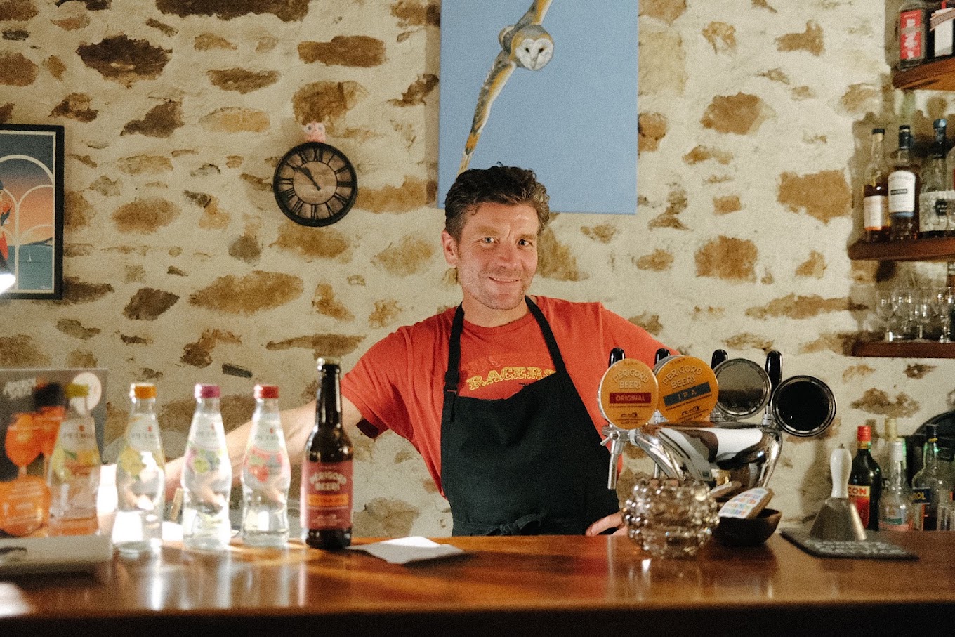 Le propriétaire derrière le comptoir de l'auberge